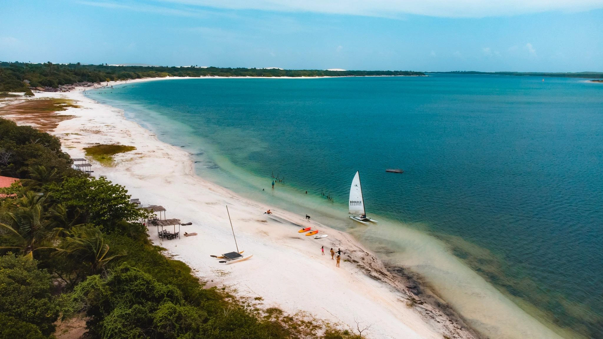Silhueta da Pedra Furada em Jericoacoara emoldurando o sol poente